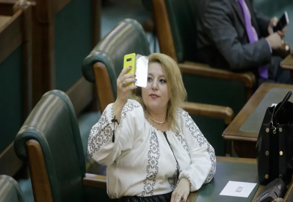 Șoșoacă: Domnul Coarnă de la PSD nu a purtat mască. Domnul Kelemen Hunor nu a purtat mască. Ei au avut parte de același ”tratament”?