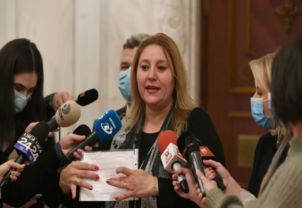 VIDEO-Senatoarea Sosoacă a luat atitudine în Parlament:  ”S-a gândit cineva vreodată să se uite la standardele pentru educatia sexuala in Europa?”
