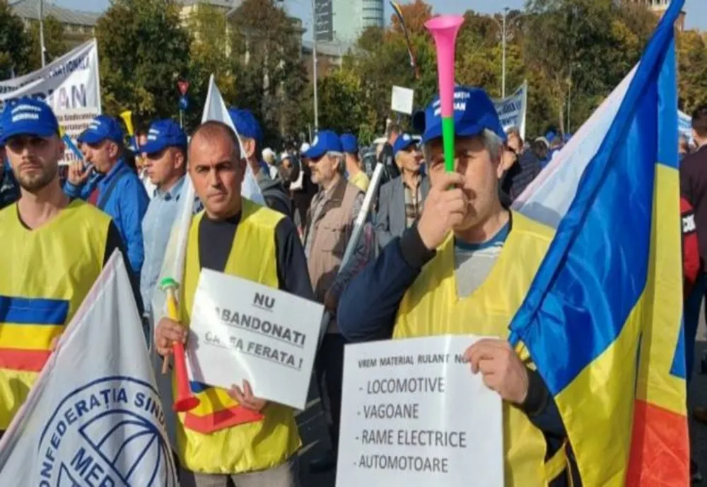 Protest uriaș la ușa lui Grindeanu - Ceferiștii cer salarii mai mari cu 25% și bani pentru infrastructură