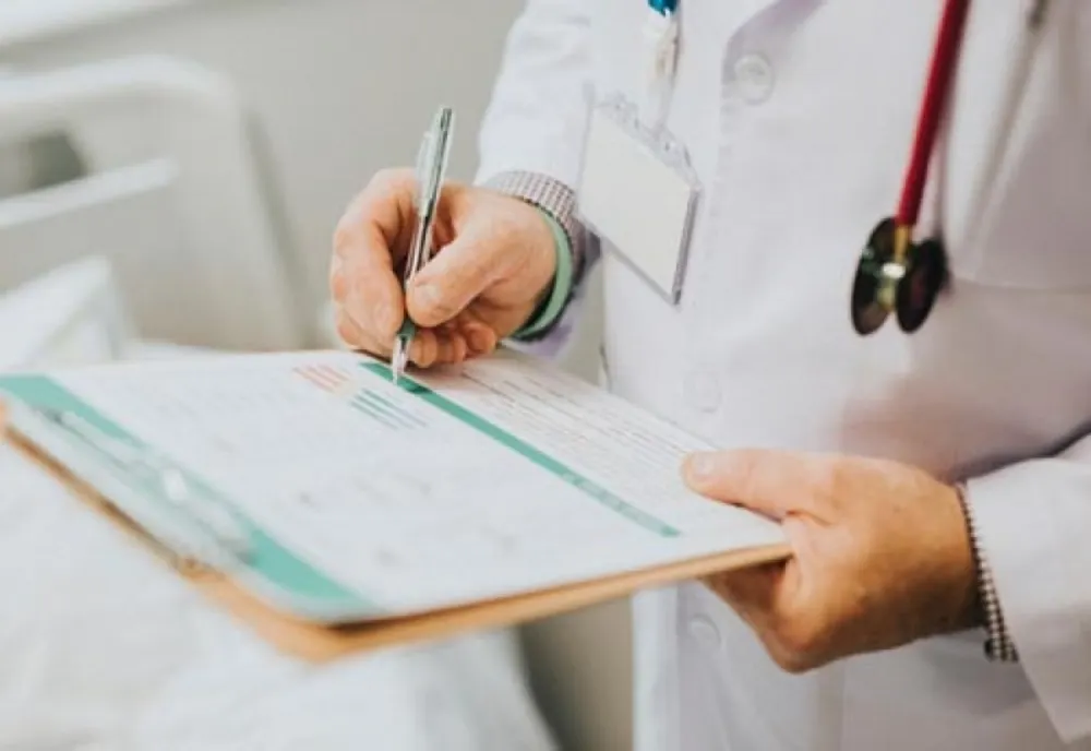 AUR ia partea medicilor de familie: „Reducerile prefigurate de către CNAS nu sunt deloc neglijabile”