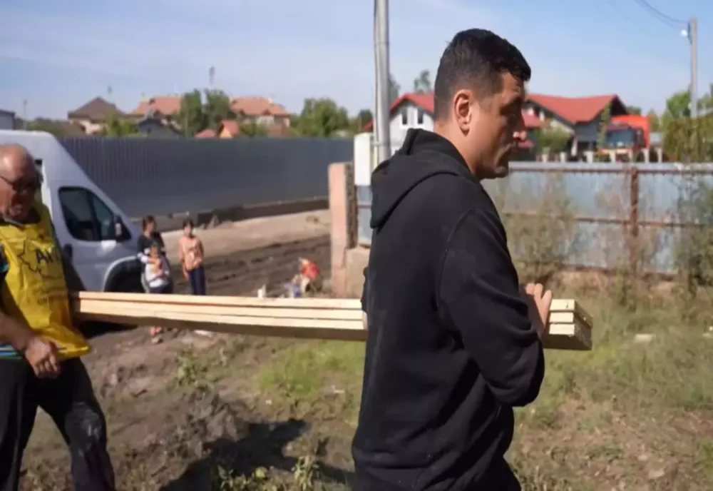 GEORGE SIMION A SĂRIT ÎN AJUTORUL SINISTRAȚILOR DIN GALAȚI. LIDERUL AUR AJUTĂ LA RECONSTRUCȚIA LOCUINȚELOR OAMENILOR AFECTAȚI DE INUNDAȚII VIDEO