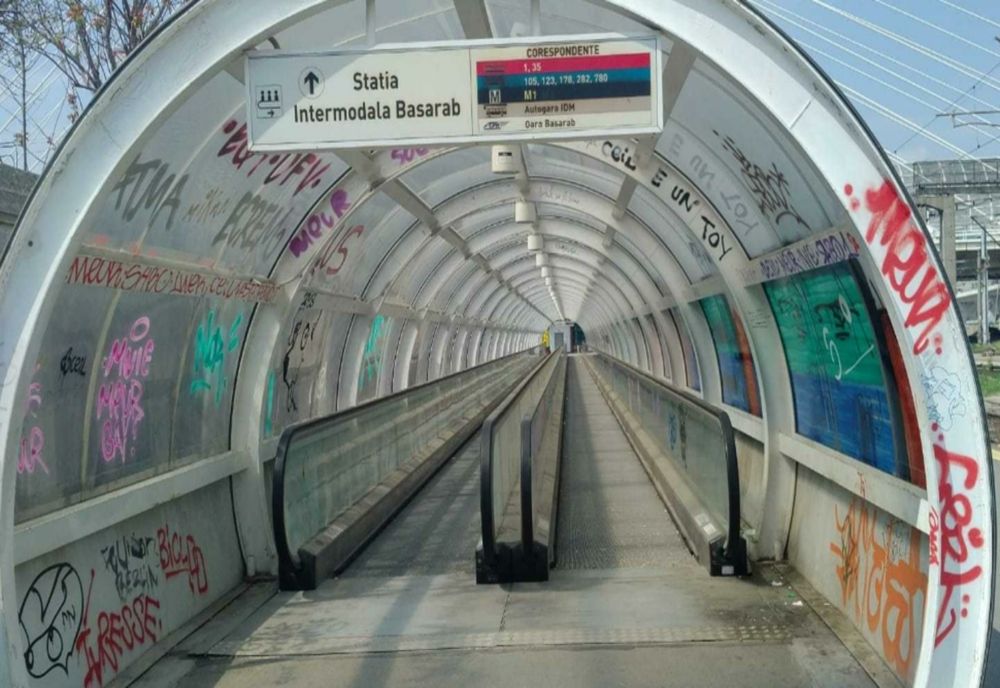 AUR a inugurat muzeul risipirii banului public la trotuarul rulant din Gara de Nord