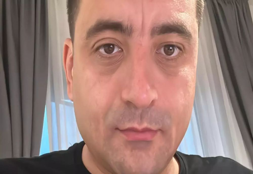 GEORGE SIMION LOCUIEȘTE ÎN CHIRIE ALĂTURI DE SOȚIA ȘI COPILUL LOR. INCREDIBIL CE ARE ÎN FRIGIDER LIDERUL AUR: „SCAP DE OBOSEALĂ ÎN 5 ZILE”