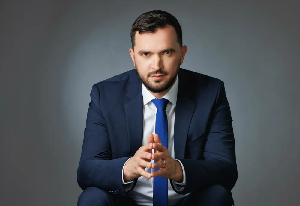 MIHAI ENACHE (AUR): ASISTĂM LA UN BLOCAJ ABUZIV ÎN PARLAMENT! ILIE BOLOJAN ȘI CIPRIAN ȘERBAN OBSTRUCȚIONEAZĂ DEMITEREA LUI KLAUS IOHANNIS