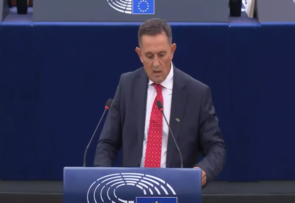 LIDER AUR: „CRED CĂ DOMNUL BOLOJAN ÎȘI PREGĂTEȘTE IEȘIREA DIN SCENĂ. NE VORBEȘTE TOT TIMPUL DESPRE PROPRIA DEMISIE”