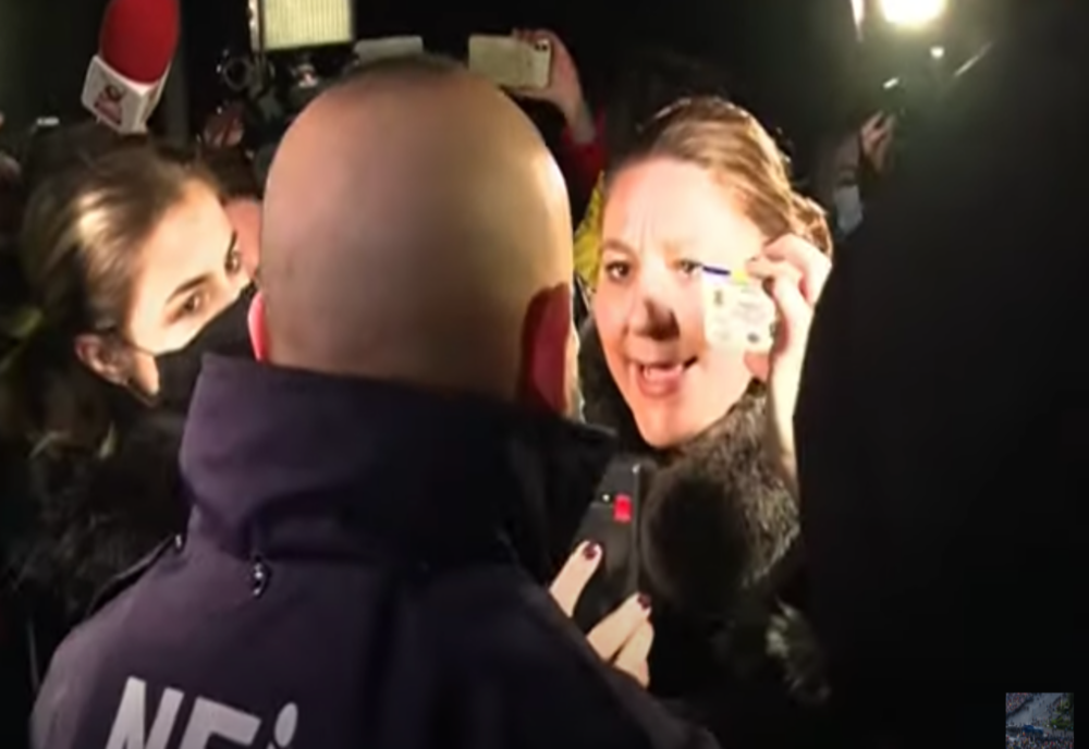 VIDEO - Diana Șoșoacă, CIRC și la "Marius Nasta": îmbrânceli cu paznicii. Senatoarea a intrat în spitalul Covid FĂRĂ MASCĂ