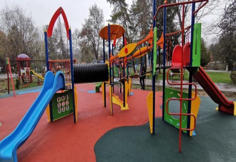 Arbore uriaș, doborât de vânt lângă un loc de joacă, într-un parc din Capitală. Nicușor Dan, reacție halucinantă: Se mai întâmplă!