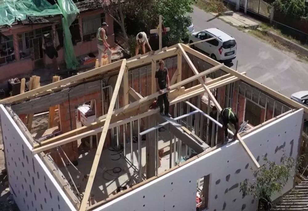 CASA PE CARE GEORGE SIMION VREA SĂ O RIDICE ÎN 12 ZILE CU 35.000 DE EURO A AJUNS LA STADIUL LUCRĂRILOR INTERIOARE. CÂȚI BANI S-AU CHELTUIT ÎN ZIUA A ȘAPTEA