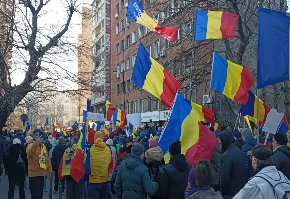 MOBILIZARE URIAȘĂ A ROMÂNILOR LA PROTESTUL AUR: OAMENII NU VOR AUSTERITATE. GEORGE SIMION, ÎN MIJLOCUL MULȚIMII. CIOCNIRI ÎNTRE LIDERUL OPOZIȚIEI, PROTESTATARI ȘI JANDARMI