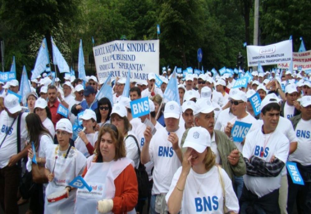 PLAFONAREAA SPORURILOR, AMÂNATĂ. GUVERNUL FACE UN PAS ÎNAPOI ÎN FAȚA PROTESTELOR SINDICALE. BNS A RECLAMAT EXECUTIVUL BOLOJAN LA COMISIA EUROPEANĂ
