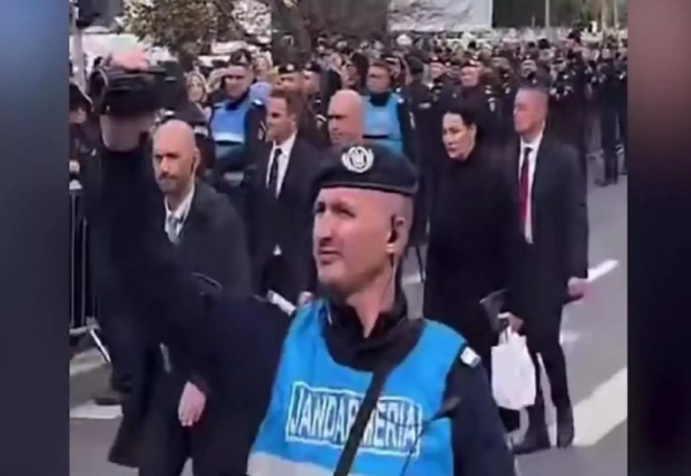 BOLOJAN, HUIDUIT IAR DE ROMÂNI. OAMENII L-AU AȘTEPTAT LA IEȘIREA DIN CATEDRALA MÂNTUIRII NEAMULUI: „DĂ-ȚI DEMISIA! LA PUȘCĂRIE!” - VIDEO