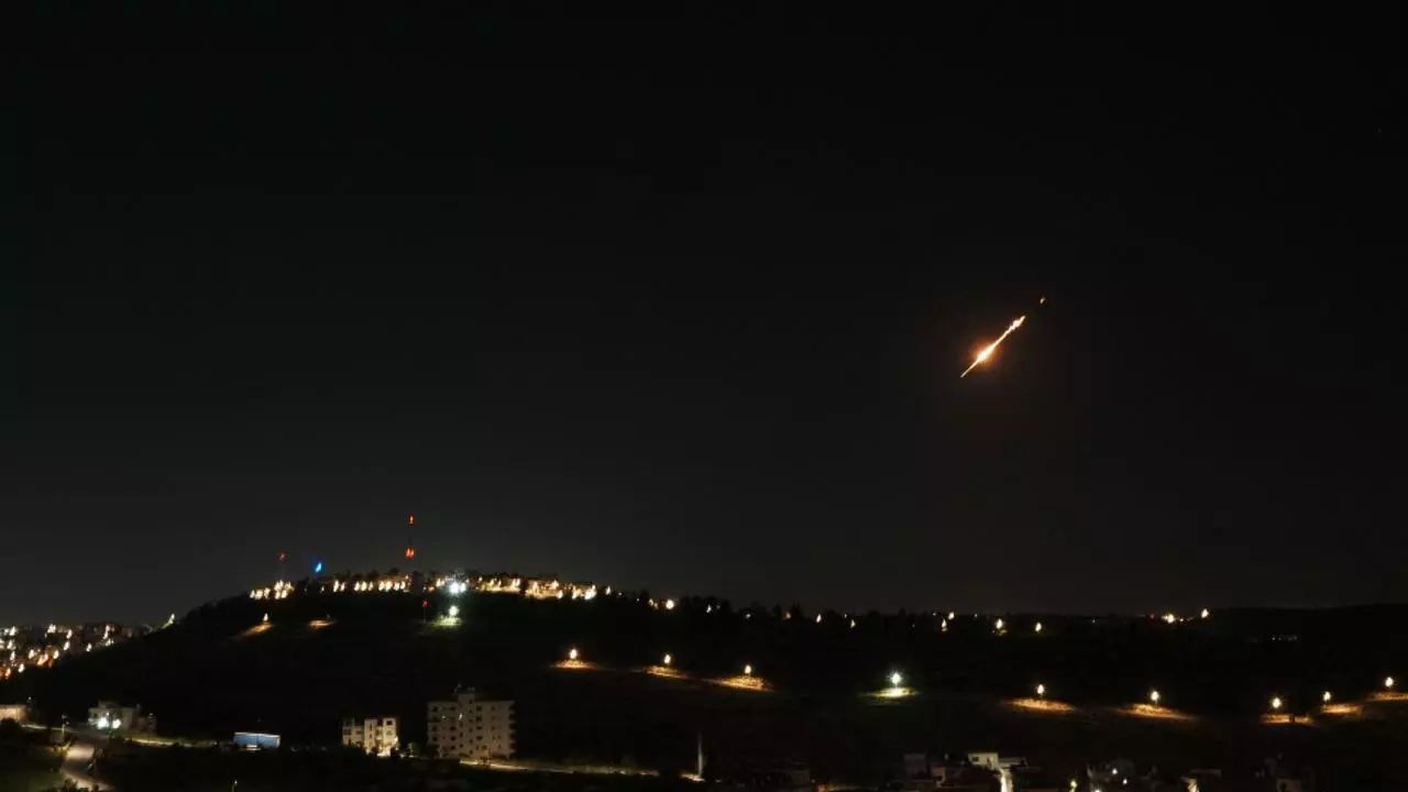 Israelul intensifică loviturile asupra Iranului și Libanului, Iranul arată „orașele de rachete”