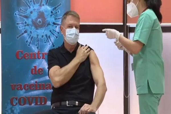 VIDEO-Președintele Iohannis s-a vaccinat public împotriva Covid. A început etapa a doua de vaccinare!