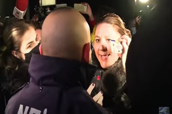 VIDEO - Diana Șoșoacă, CIRC și la "Marius Nasta": îmbrânceli cu paznicii. Senatoarea a intrat în spitalul Covid FĂRĂ MASCĂ