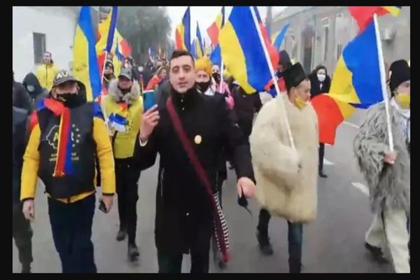 PROTEST, de Ziua Națională, cu sute de participanți. Simpatizanții AUR au luat cu asalt orașul Unirii - Alba Iulia