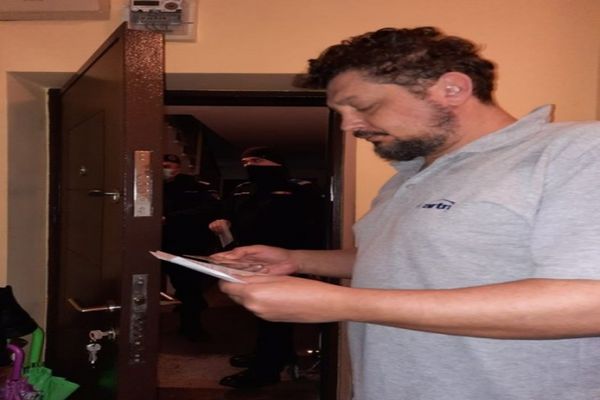 Liderul AUR: "Operațiune de intimidare, la prima oră a dimineții. Trei jandarmi erau cît pe ce să spargă ușa apartamentului meu cu pumnii”