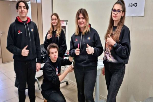 Echipa Autovortex la concursul de robotică de la Sankt Petersburg: Ne-au pus să dăm jos steagul României de pe stand și de pe robot