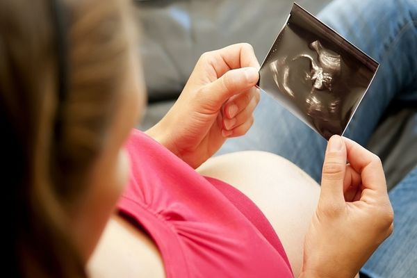 Patriarhia: Biserica nu militează pentru interzicerea "totalitară" a avortului, ci încurajează aducerea pe lume a fiinţei umane