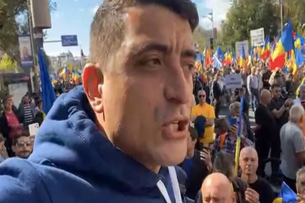 Protest pe tabere, în Piața Victoriei: Incidente violente! Șoșoacă: „Ajutor, ajutor, ajutor!” - Simion: „E diversiune PSD”