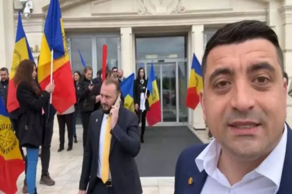 George Simion și simpatizanții săi au luat cu asalt Parlamentul - îmbrânceli cu forțele de ordine - VIDEO