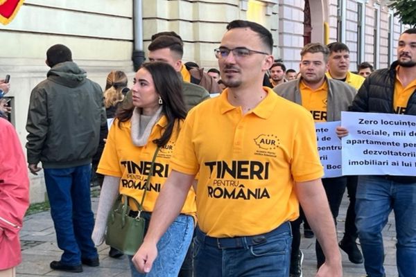 Protest AUR în fața primăriei lui Boc: ”De casele de la A. N. L., casele pentru amărâți, trebuie să beneficieze amărâții”