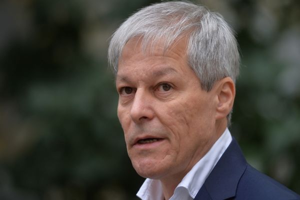 SURSE: DACIAN CIOLOȘ AR PUTEA PRELUA ȘEFIA UNUI SERVICIU DE INFORMAȚII