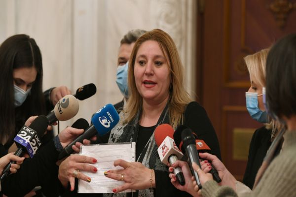 Parlamentarii pun tunurile pe colegii lor scandalagii. Vor o lege prin care să îi scoată cu jandarmii din plen
