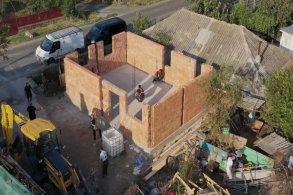 PROIECTUL AMBIȚIOS AL LUI GEORGE SIMION PRINDE CONTUR: CUM A DECURS A PATRA ZI PE ȘANTIER. LIDERUL AUR DEMONSTREAZĂ CĂ POATE SĂ RIDICE O CASĂ ÎN 12 ZILE