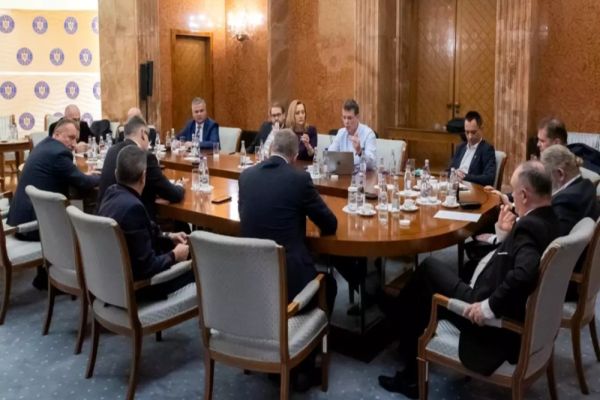 PARTIDELE DIN COALIȚIE ȘI-AU ÎMPĂRȚIT MINISTERELE. NUME NOI ȘI VECHI ÎN VIITORUL GUVERN