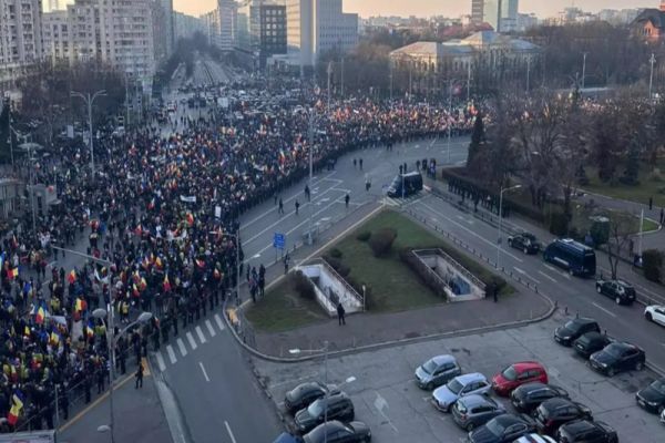 ZECI DE MII DE OAMENI LA MITINGUL DIN CAPITALĂ. GEORGE SIMION A AJUNS CU NEMULȚUMIȚII LA PALATUL COTROCENI