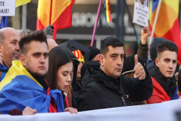 PROTEST URIAȘ FAȚĂ DE ANULAREA TURULUI 2 ÎN FAȚA PARLAMENTULUI EUROPEAN. GEORGE SIMION: AM CERUT O COMISIE PENTRU A ANALIZA SITUAȚIA ALEGERILOR