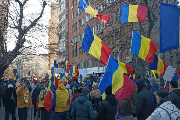MOBILIZARE URIAȘĂ A ROMÂNILOR LA PROTESTUL AUR: OAMENII NU VOR AUSTERITATE. GEORGE SIMION, ÎN MIJLOCUL MULȚIMII. CIOCNIRI ÎNTRE LIDERUL OPOZIȚIEI, PROTESTATARI ȘI JANDARMI