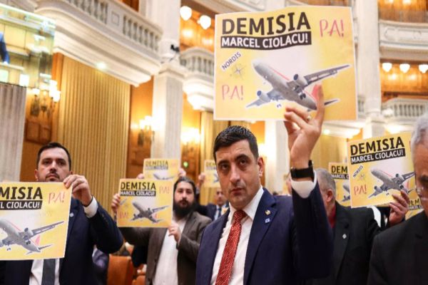 MOȚIUNEA DE CENZURĂ A AUR, DEZBĂTUTĂ ȘI VOTATĂ ÎN PARLAMENT. GEORGE SIMION: FACEȚI UN APEL LA AUSTERITATE CÂND LUAȚI DE LA MAME, DAR VOI AVEȚI CINCI VICEPREMIERI?