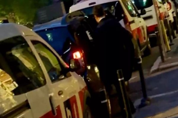 NICUȘOR DAN FILMAT CUM FOLOSEȘTE MAȘINA PRIMĂRIEI GENERALE ÎN CAMPANIA PREZIDENȚIALĂ - FOTO