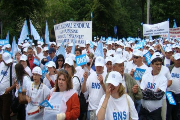 PLAFONAREAA SPORURILOR, AMÂNATĂ. GUVERNUL FACE UN PAS ÎNAPOI ÎN FAȚA PROTESTELOR SINDICALE. BNS A RECLAMAT EXECUTIVUL BOLOJAN LA COMISIA EUROPEANĂ