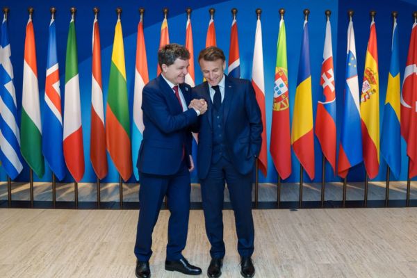 NICUȘOR DAN, ÎNTÂLNIRE RELAXATĂ CU PREȘEDINTELE FRANȚEI, EMMANUEL MACRON