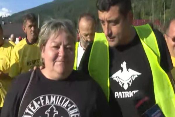GEORGE SIMION A AJUNS ÎN MIJLOCUL SINISTRAȚILOR DIN BROȘTENI: ”NU SUNTEȚI SINGURI”