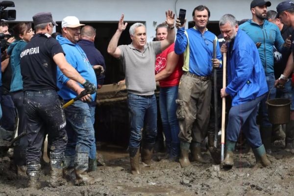 CĂLIN GEORGESCU ȘI GEORGE SIMION, ÎMPREUNĂ ÎN MIJLOCUL ROMÂNILOR AFECTAȚI DE INUNDAȚII