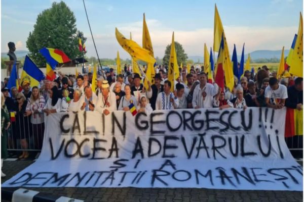 LIDERUL SUVERANIȘTILOR, ALĂTURI DE PATRIOȚII ADUNAȚI LA ȚEBLEA. MOBILIZARE MASIVĂ PENTRU SUSȚINEREA LUI CĂLIN GEORGESCU