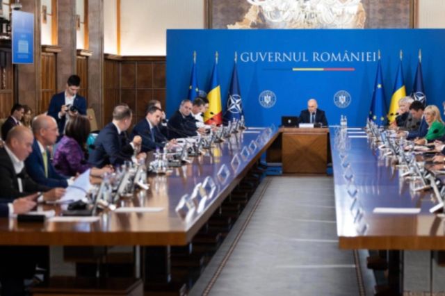 Revoltă în aparatul guvernamental. Angajații cer oficial urmărirea penală a premierului Bolojan și a ministrului Cseke Attila DOCUMENT