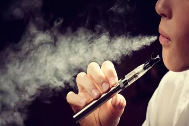 Țigările electronice, vape-urile și dispozitivele de încălzit tutun ar putea fi interzise în spațiile publice închise. Proiect de lege depus în Parlament